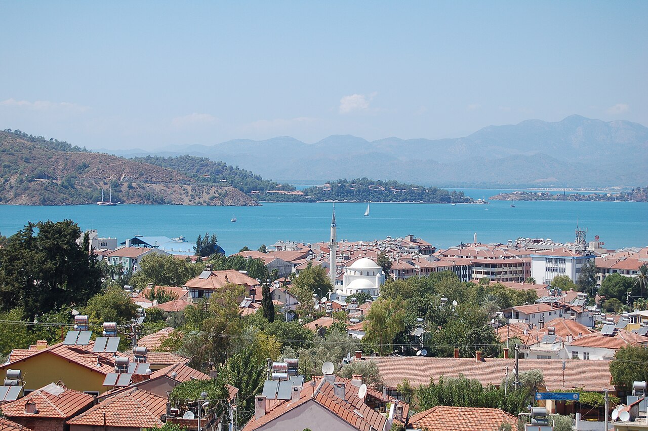 Fethiye limanı ve kale manzarası