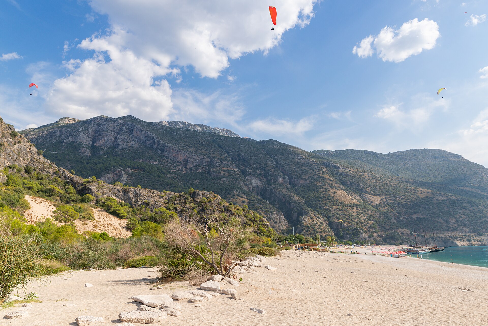 Ölüdeniz üzerinde yamaç paraşütü
