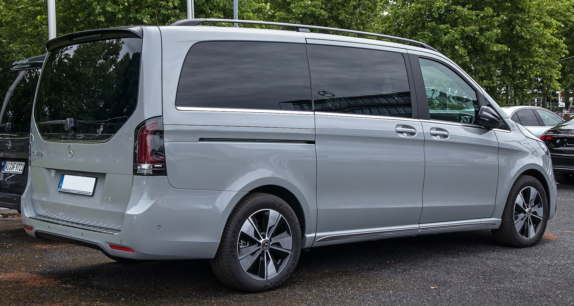 Mercedes-Benz EQV 300 — arka görünüm
