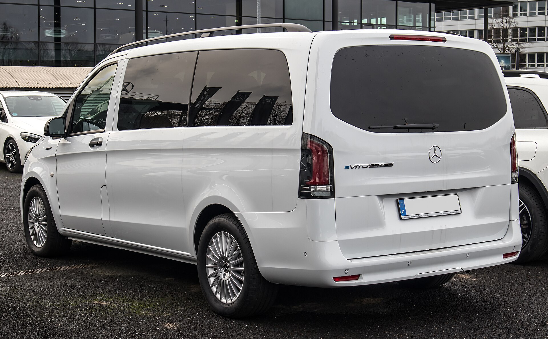 Mercedes-Benz eVito Tourer Pro — arka görünüm